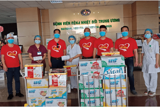 Hàng nghìn thùng nước khoáng Vital, nước trái cây Leo gửi tặng bệnh viện chống COVID